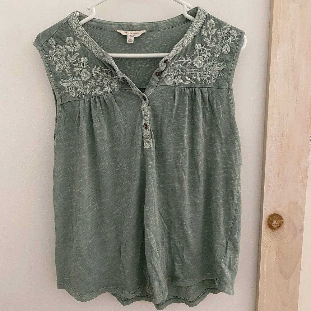 Lucky Brand Embroidered Sleeveless Green Top / Blouse Sz. M - Picture 1 of 3